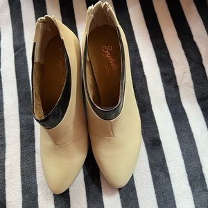 Seychelles size 6.5 like new use only in church